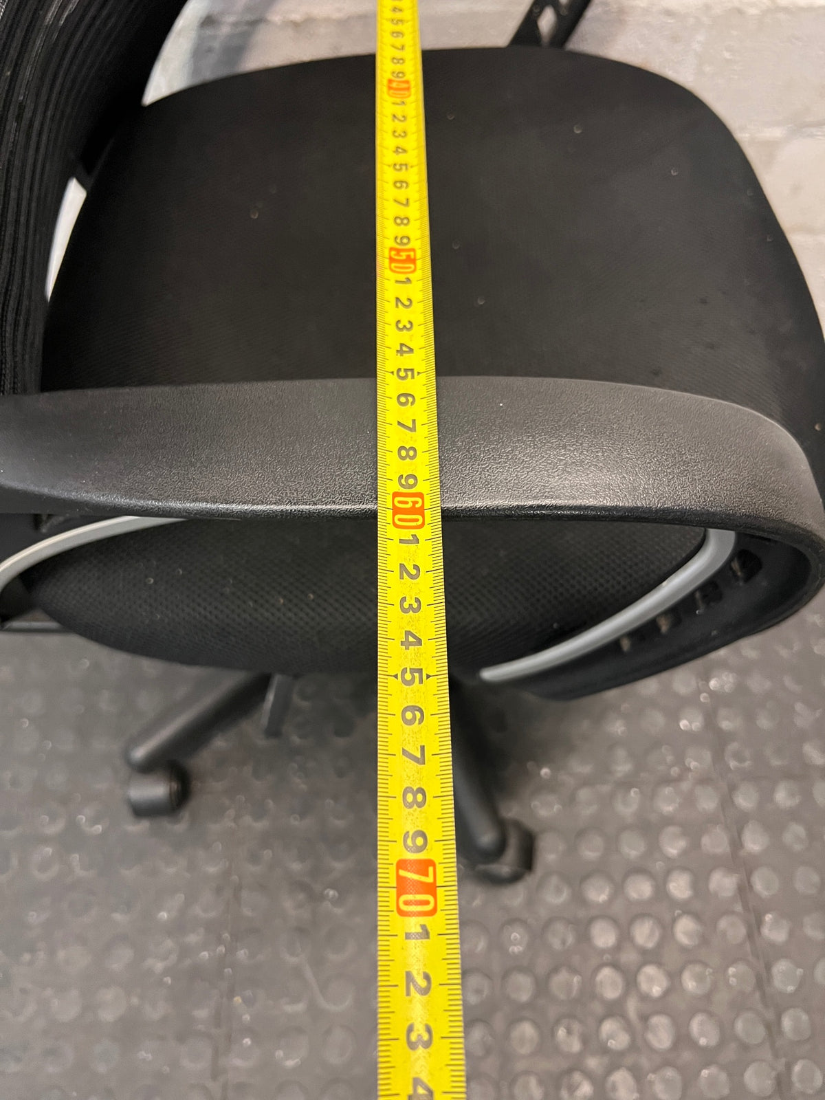 Black Mesh Mid-Back Swivel Office Chair — Broken Wheels – width measurement