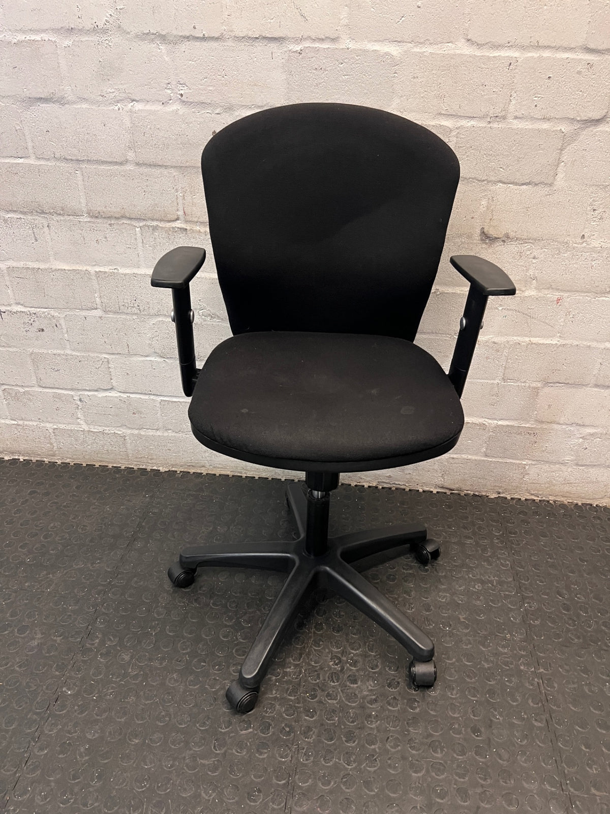 Black Fabric Mid-Back Office Chair with Armrests — Broken Wheels – main front view