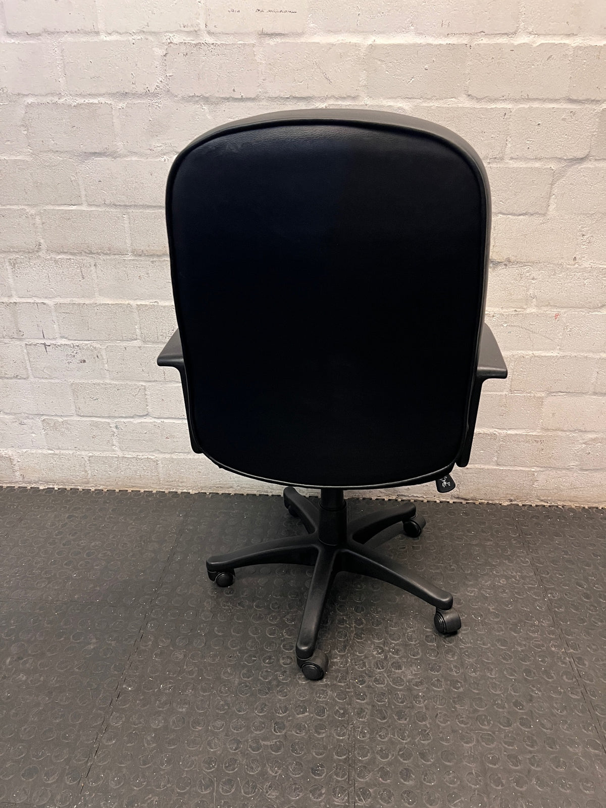 High-Back Black Swivel Office Chair — Broken Wheels on Chair Base – condition detail