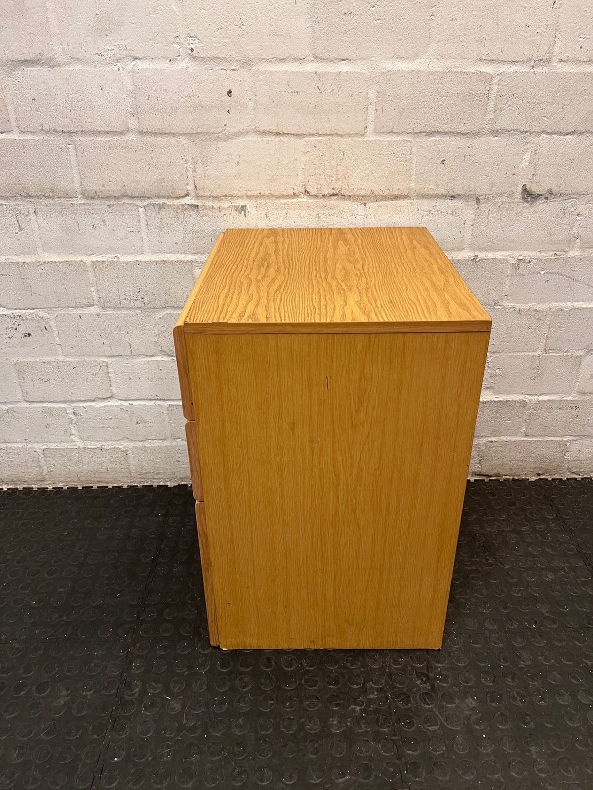 3-Drawer Oak Cabinet with Lock — Good Working Order – condition detail