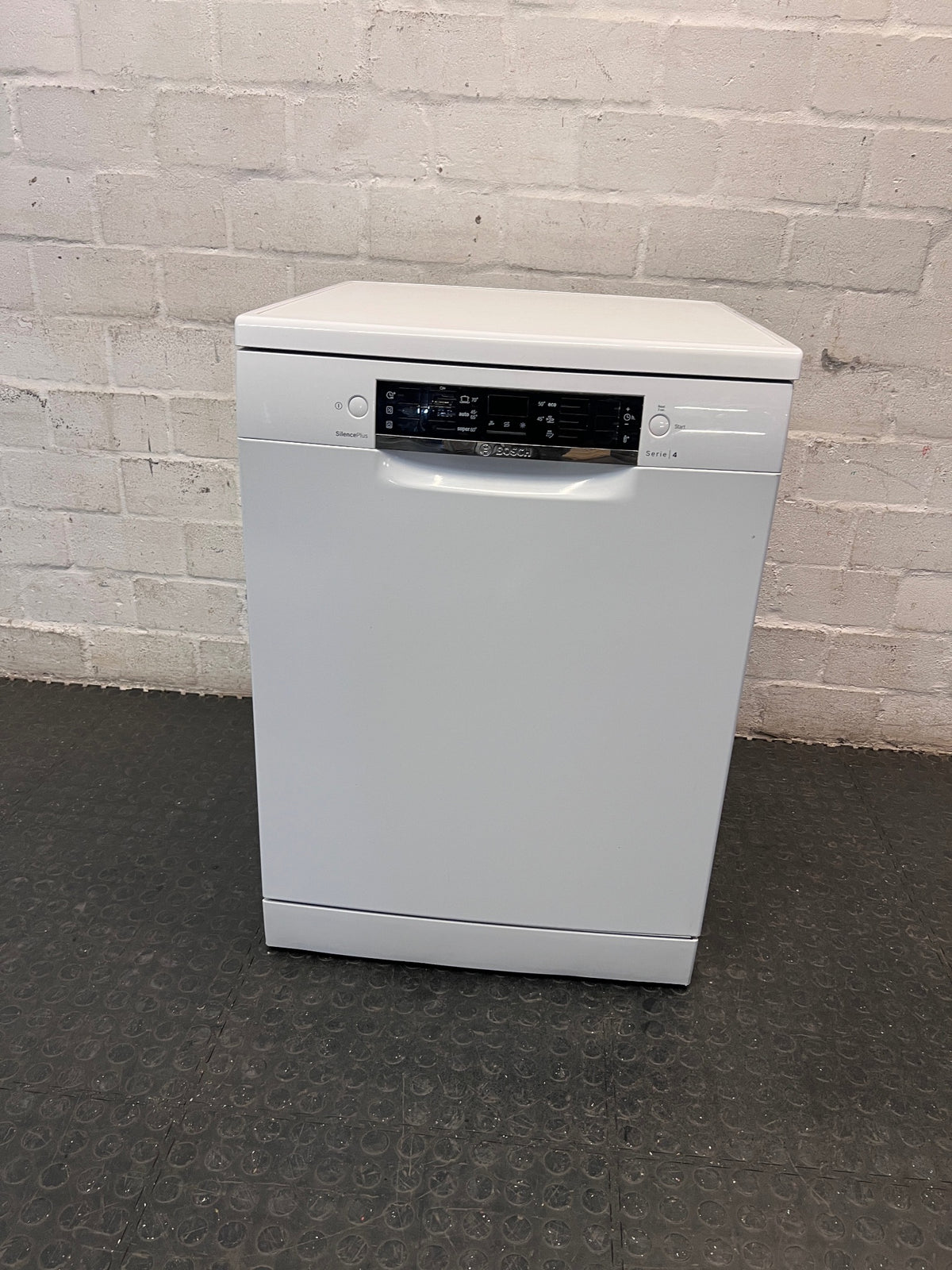 White Bosch Serie 4 SilencePlus Dishwasher — Good Working Order – main front view