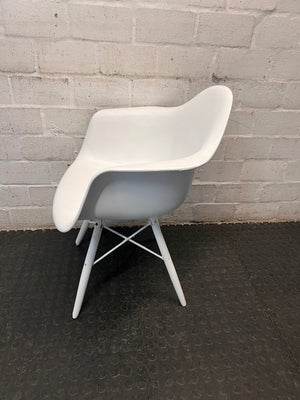 White Moulded Bucket Armchair with Tapered Legs – condition detail