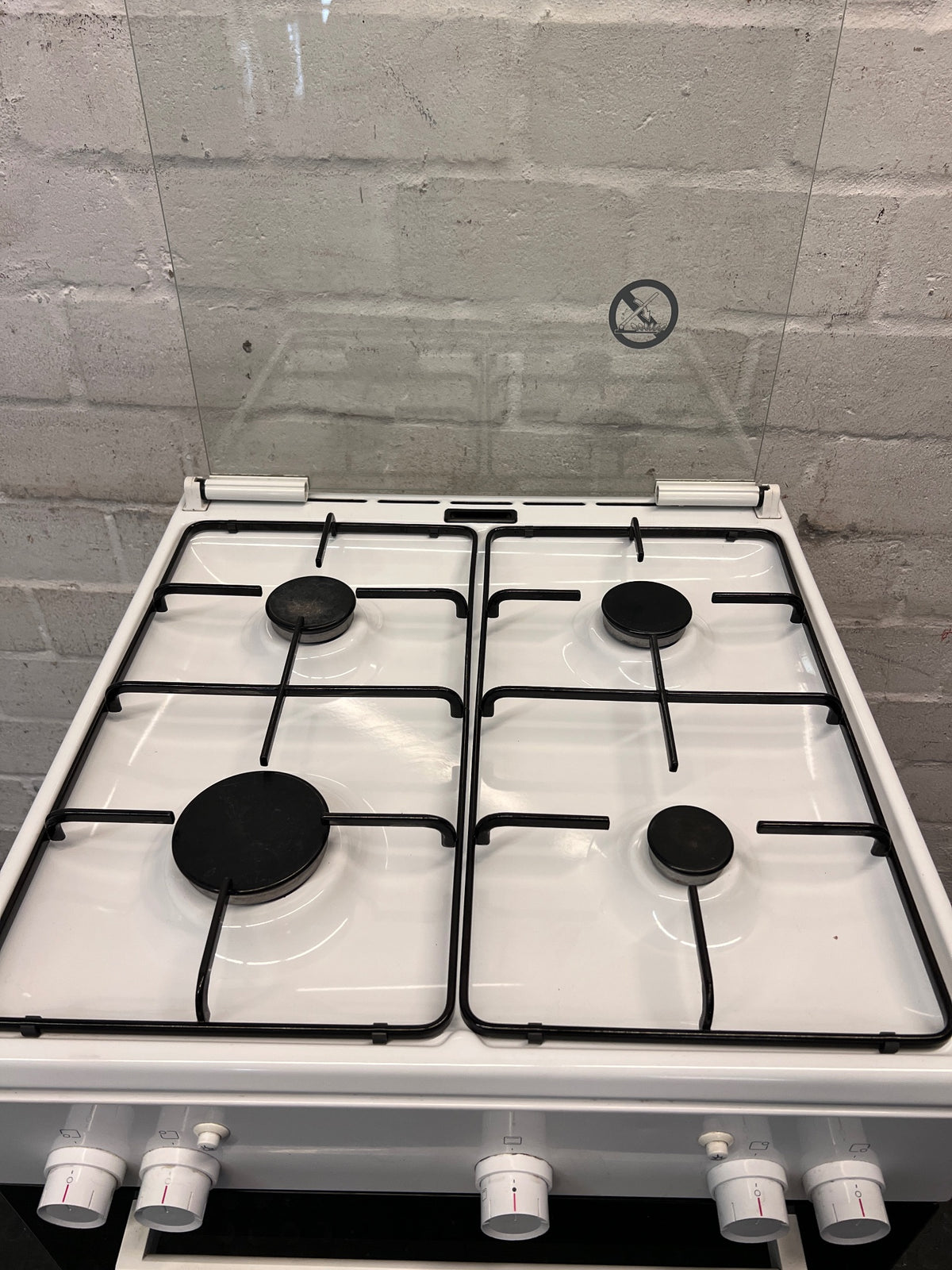 Bosch 4-Burner White Gas Hob and Oven — Operational Hub with Oven Issues and Interior Buildup – condition detail