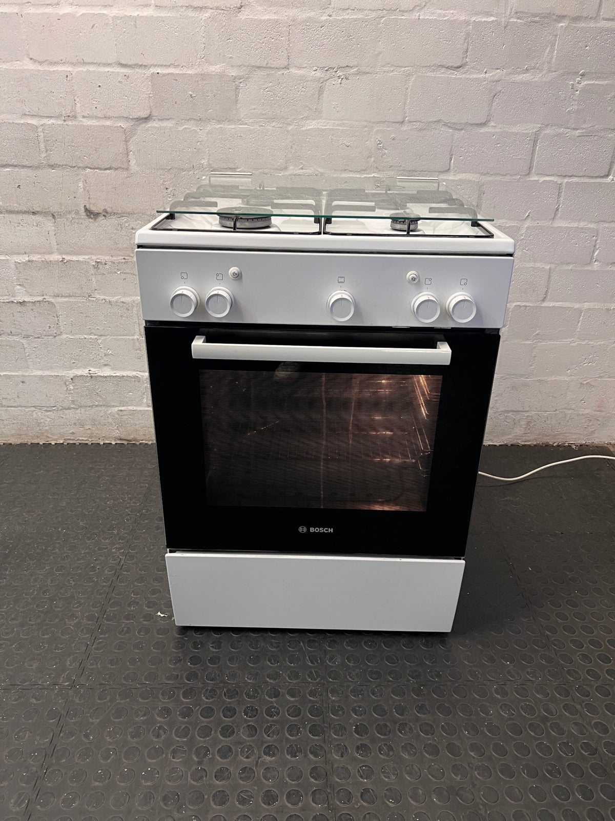 Bosch 4-Burner White Gas Hob and Oven — Operational Hub with Oven Issues and Interior Buildup – main front view