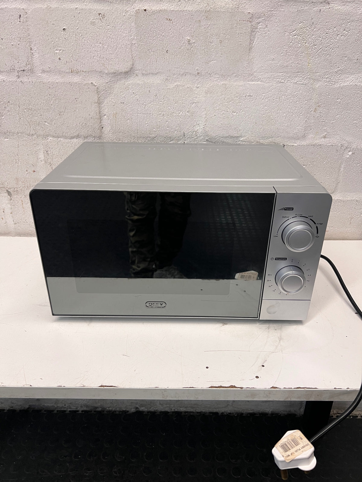 Defy Silver Countertop Microwave with Manual Control Dials — Good Working Order – main front view