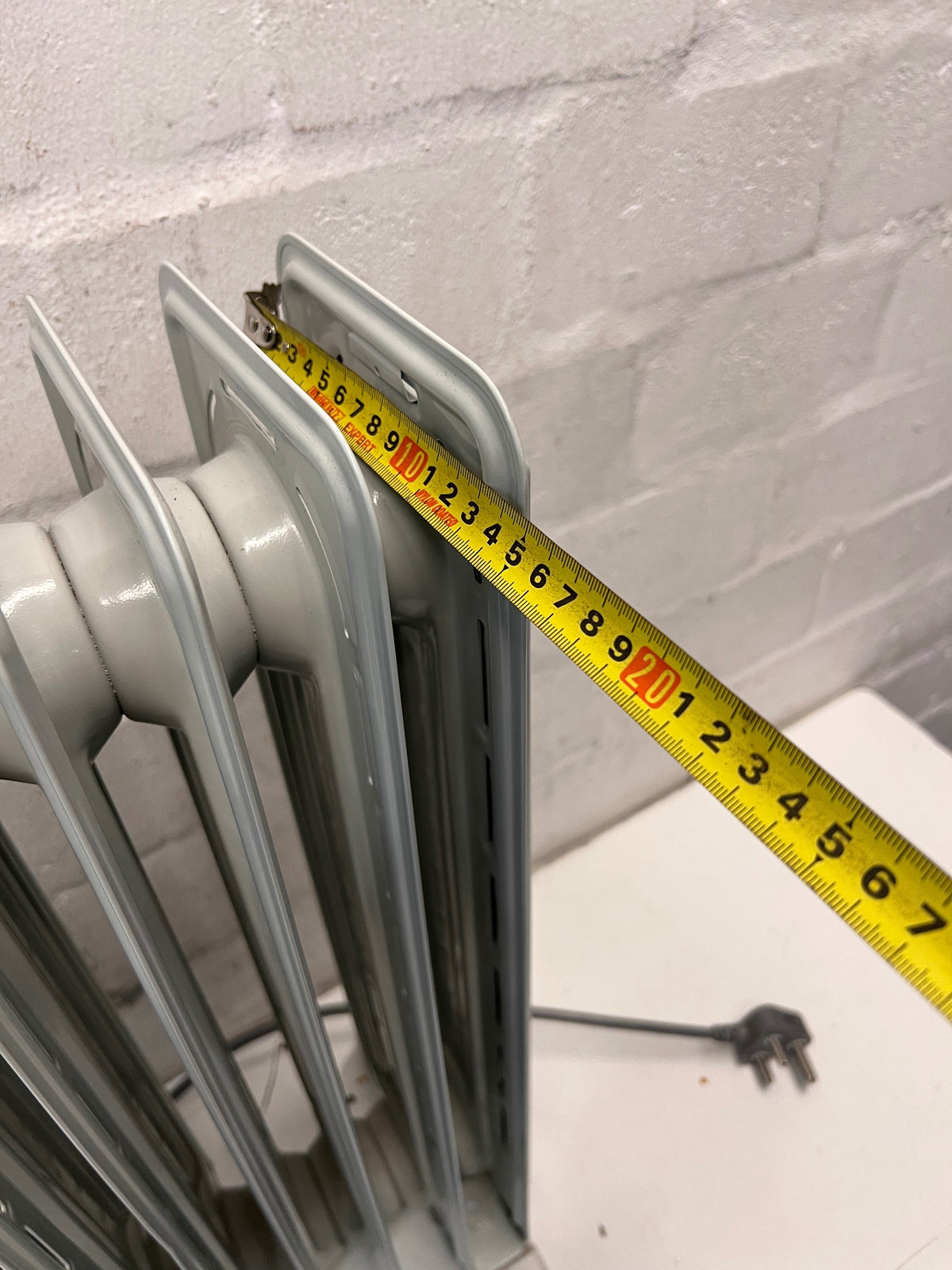 DeLonghi Cream Oil Heater with Castors — Good Working Order – depth measurement