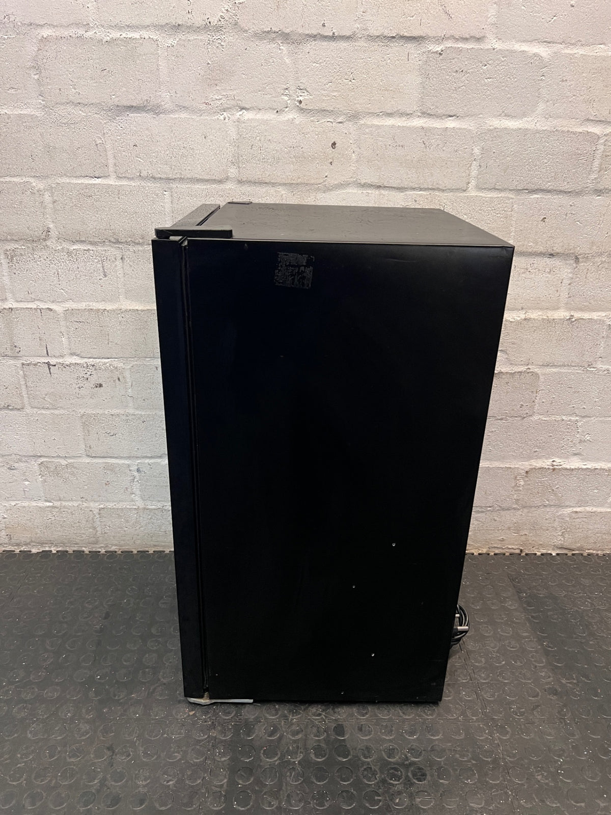 SnoMaster Glass Door Bar Fridge with Black Frame — Interior Light Non-Functional; Minor Scratches and Dents – condition detail