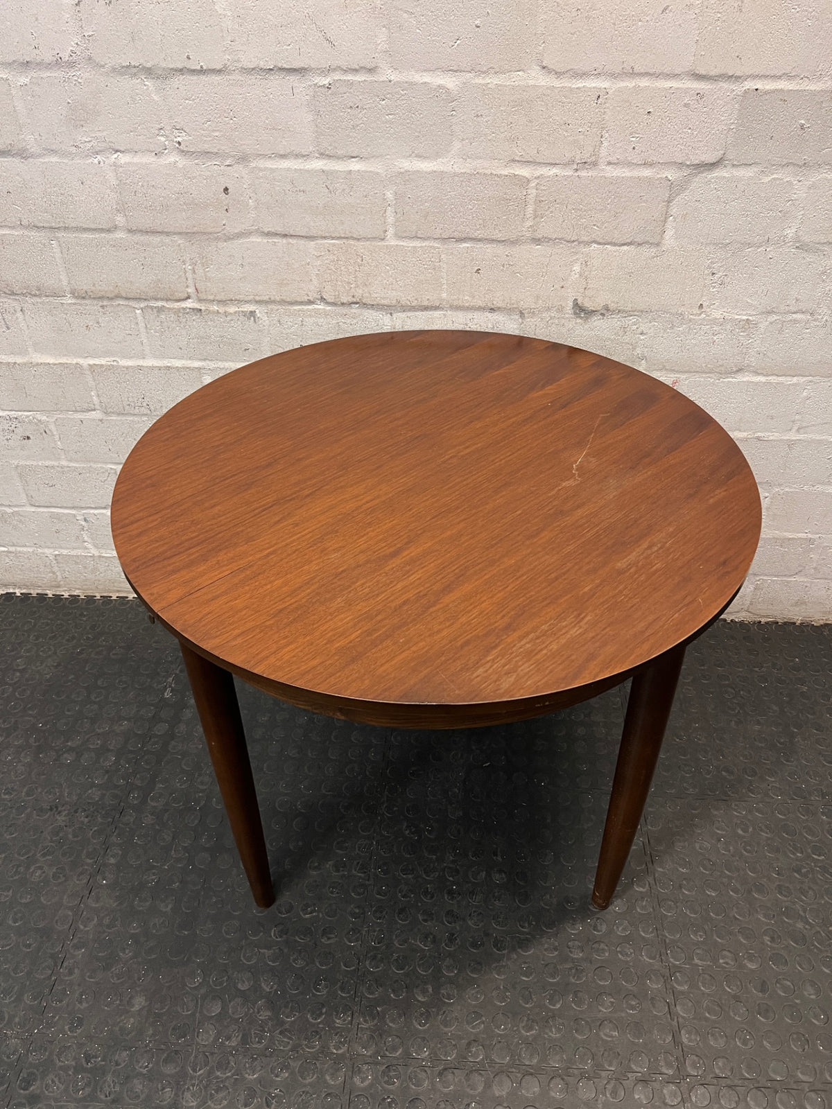 Round Extendable Wooden Dining Table – condition detail