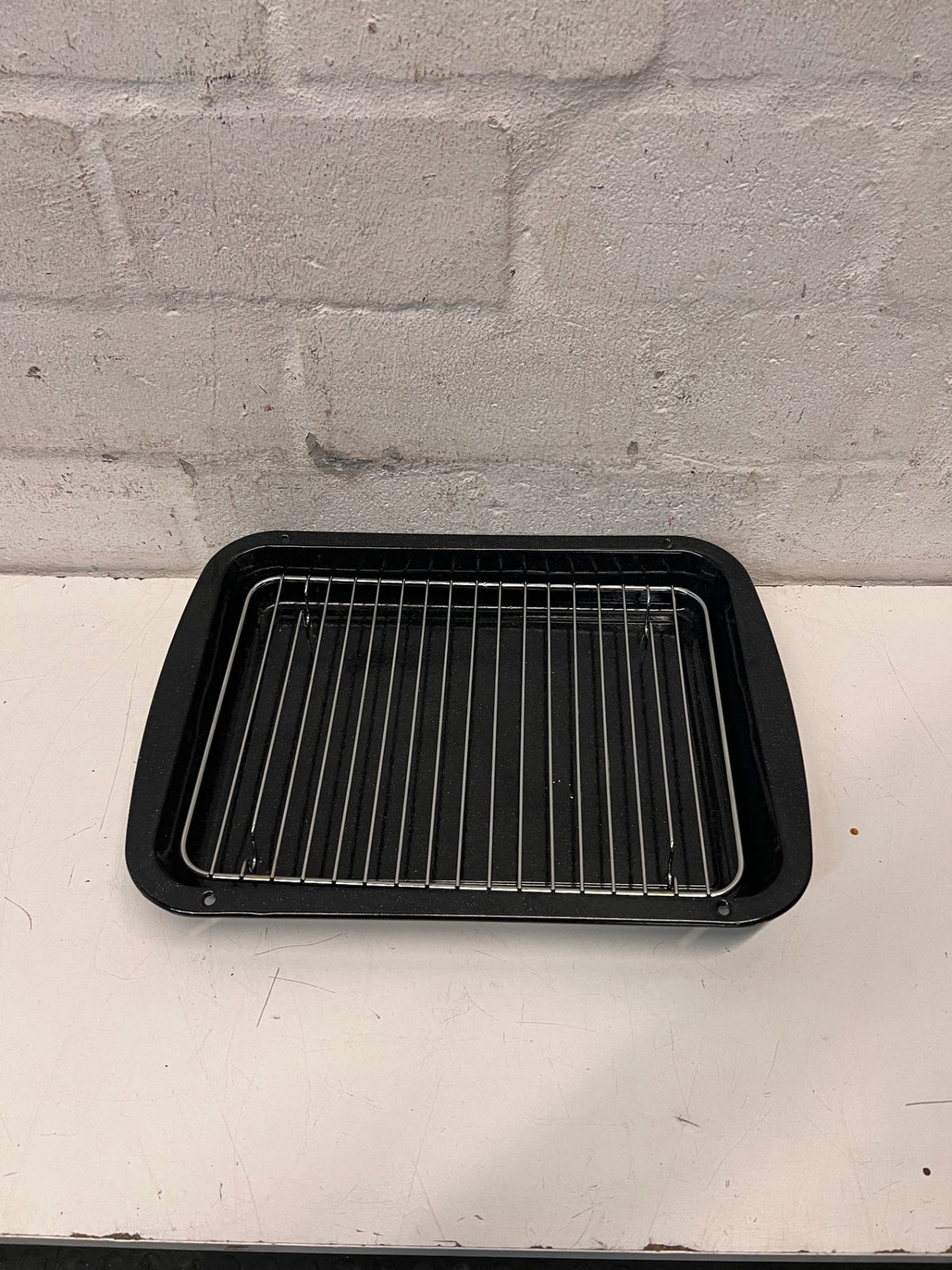 Black Enamel Roasting Pan with Wire Grill Rack — Good Working Order – condition detail