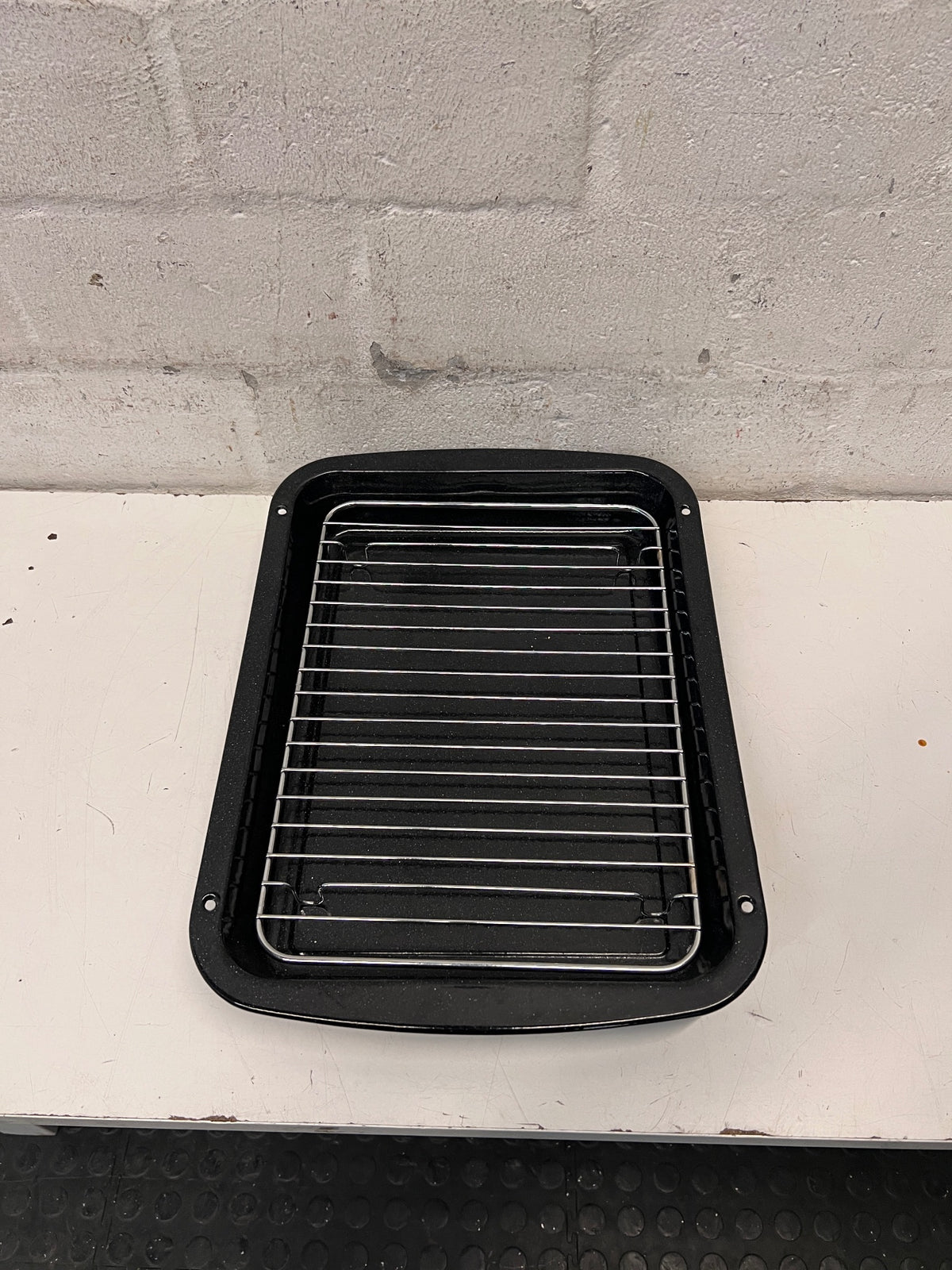 Black Enamel Roasting Pan with Wire Grill Rack — Good Working Order – side view