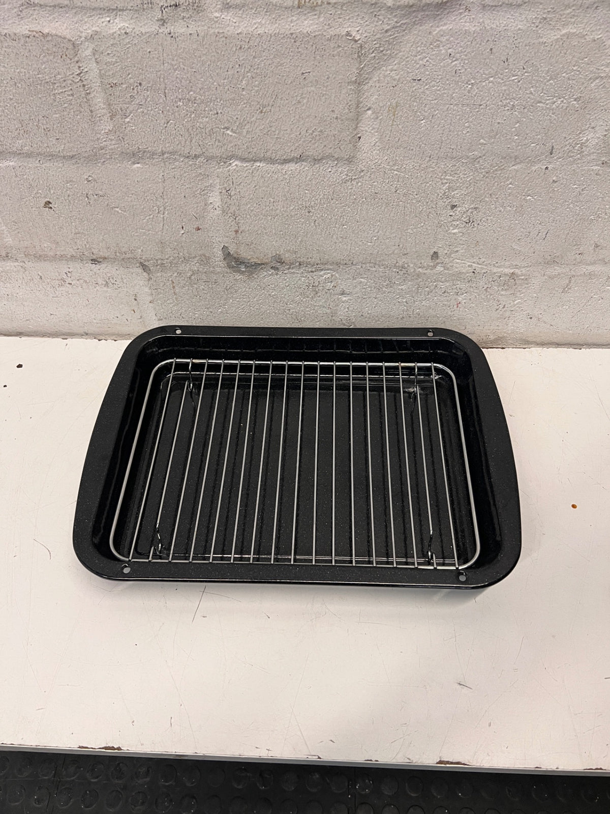 Black Enamel Roasting Pan with Wire Grill Rack — Good Working Order – top view