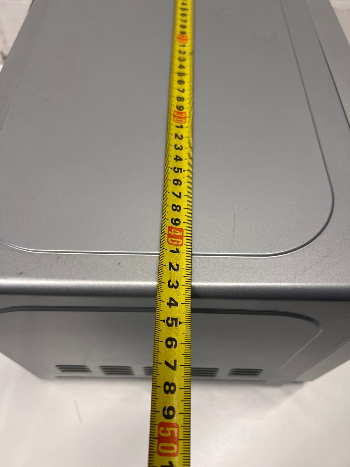 Hisense Silver Countertop Microwave with Mirrored Door — Good Working Order; Used Fair Condition – width measurement
