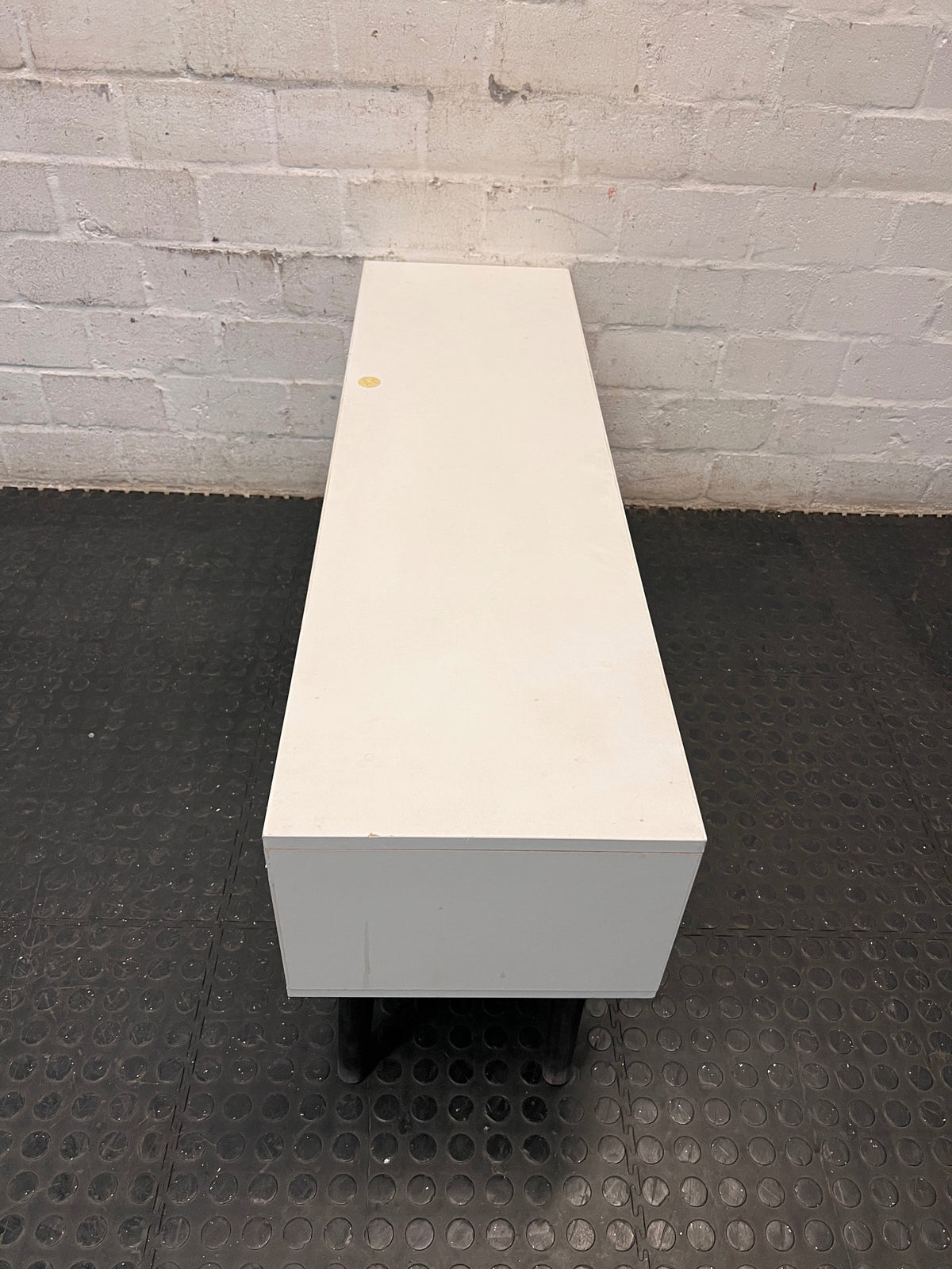 Low-Profile White TV Unit with Tapered Legs — Fair Condition With Visible Wear – condition detail