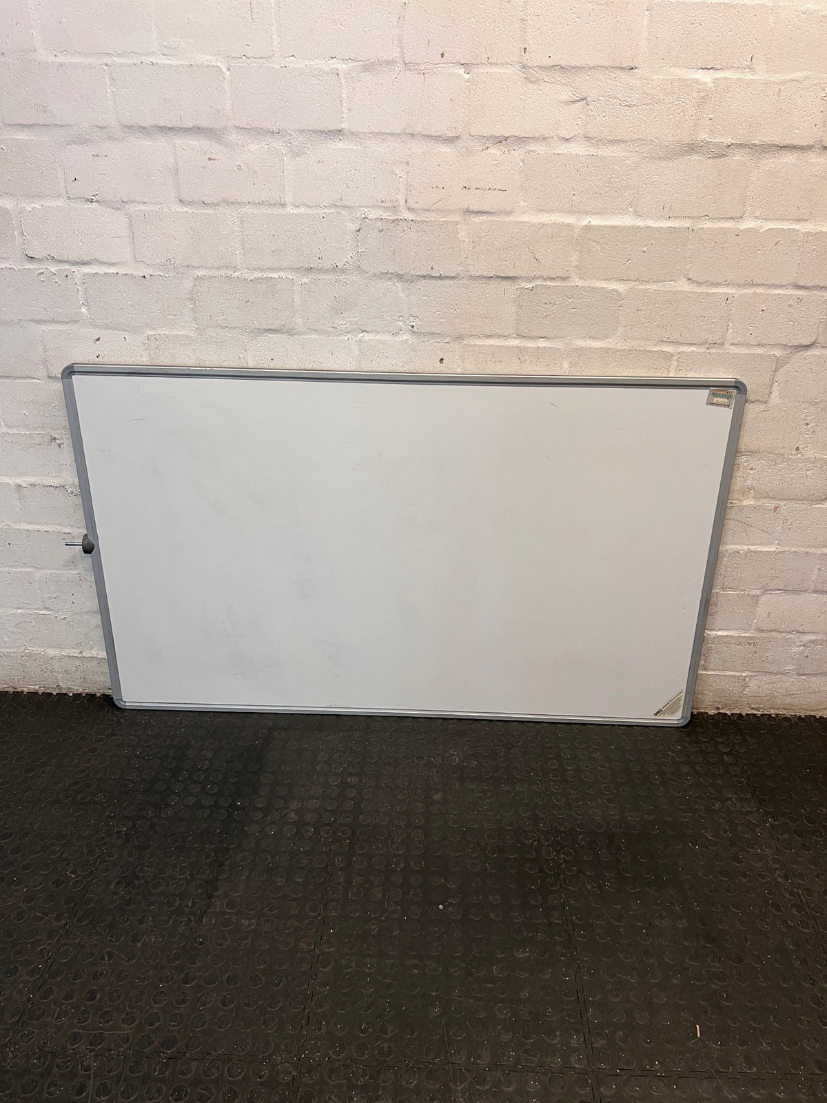 Large Wall-Mounted Magnetic Whiteboard with Aluminium Frame – condition detail