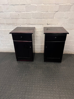 Dark Wood Bedside Table with Slatted Cupboard — Well-Maintained Condition – condition detail