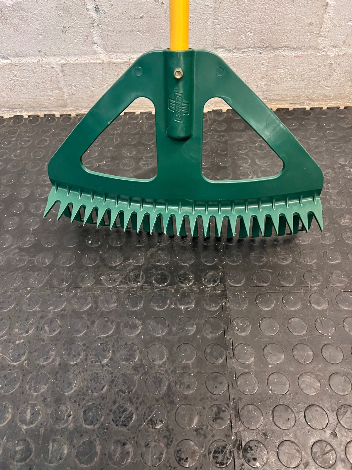 Plastic Leaf Rake with Long Yellow Handle – condition detail