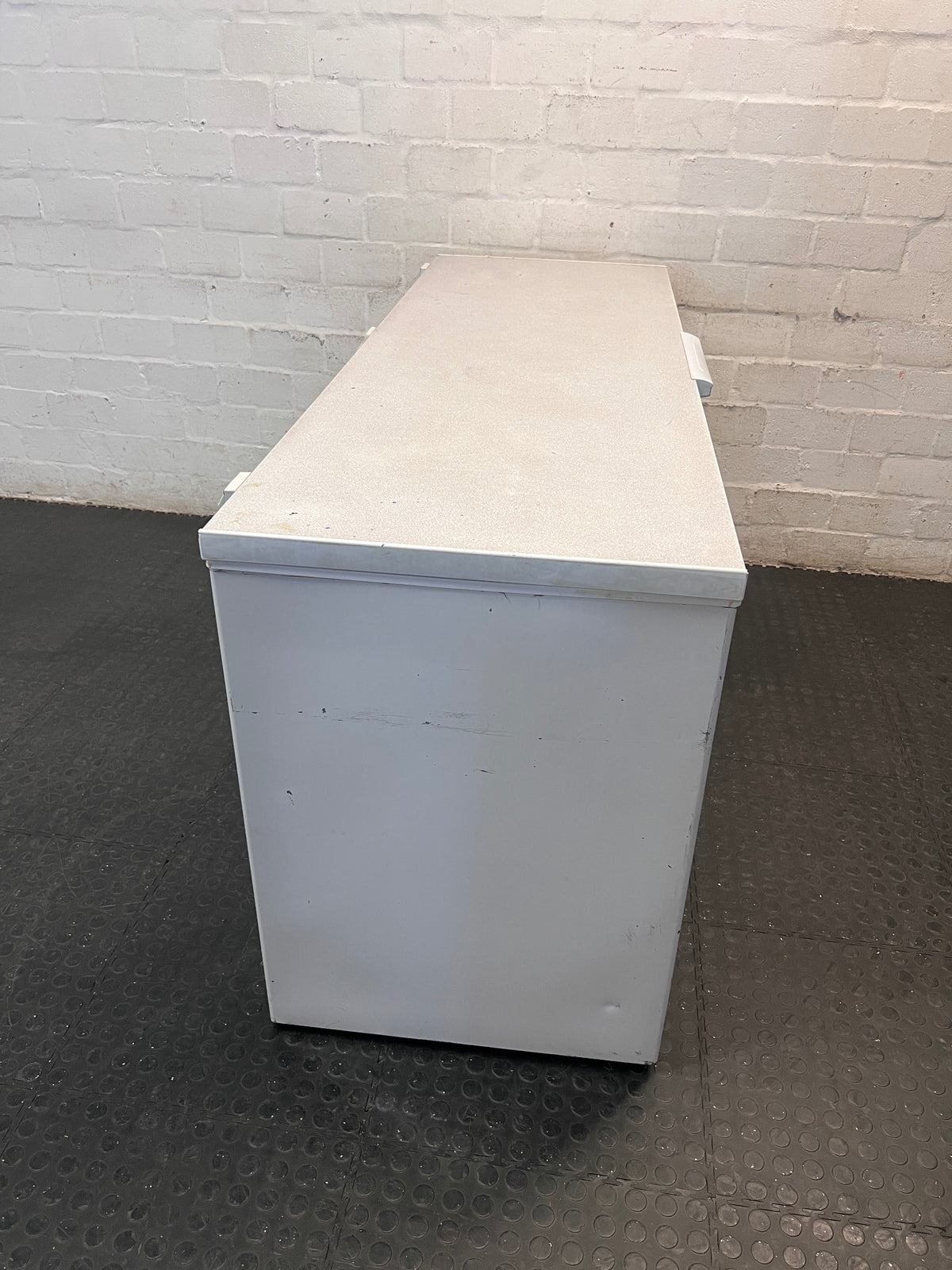 KIC 600L Large White Chest Freezer — Unit Not Reaching Freezing Temperature; Cosmetic Scuffs – top view