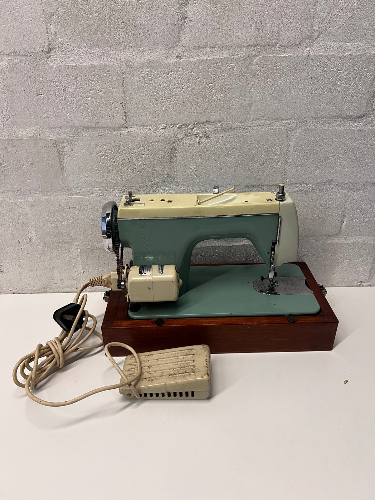 Vintage Janome 366 Sewing Machine with Wood Base — Good Working Order – condition detail