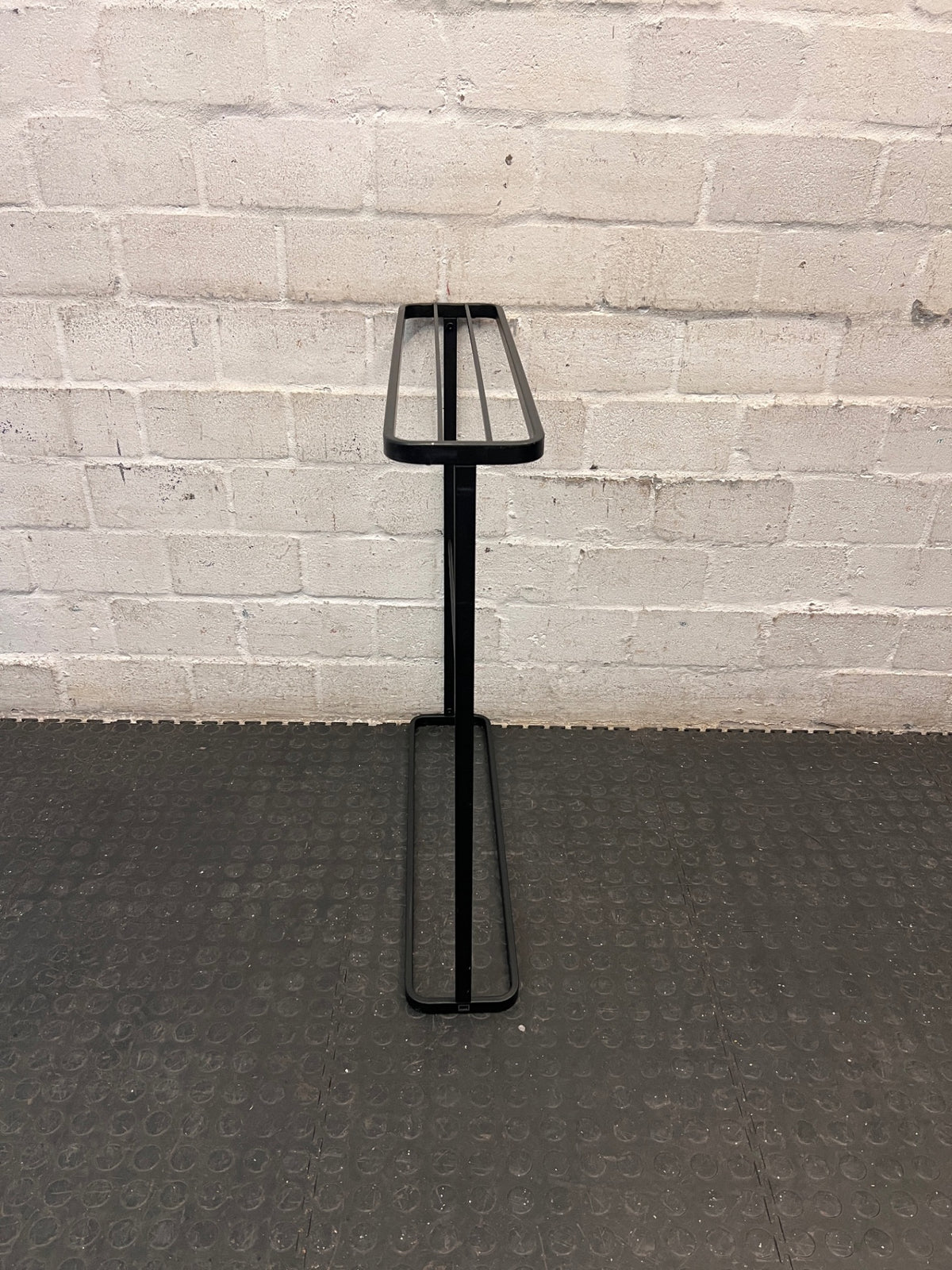 Minimalist Freestanding Black Metal Towel Rail – condition detail