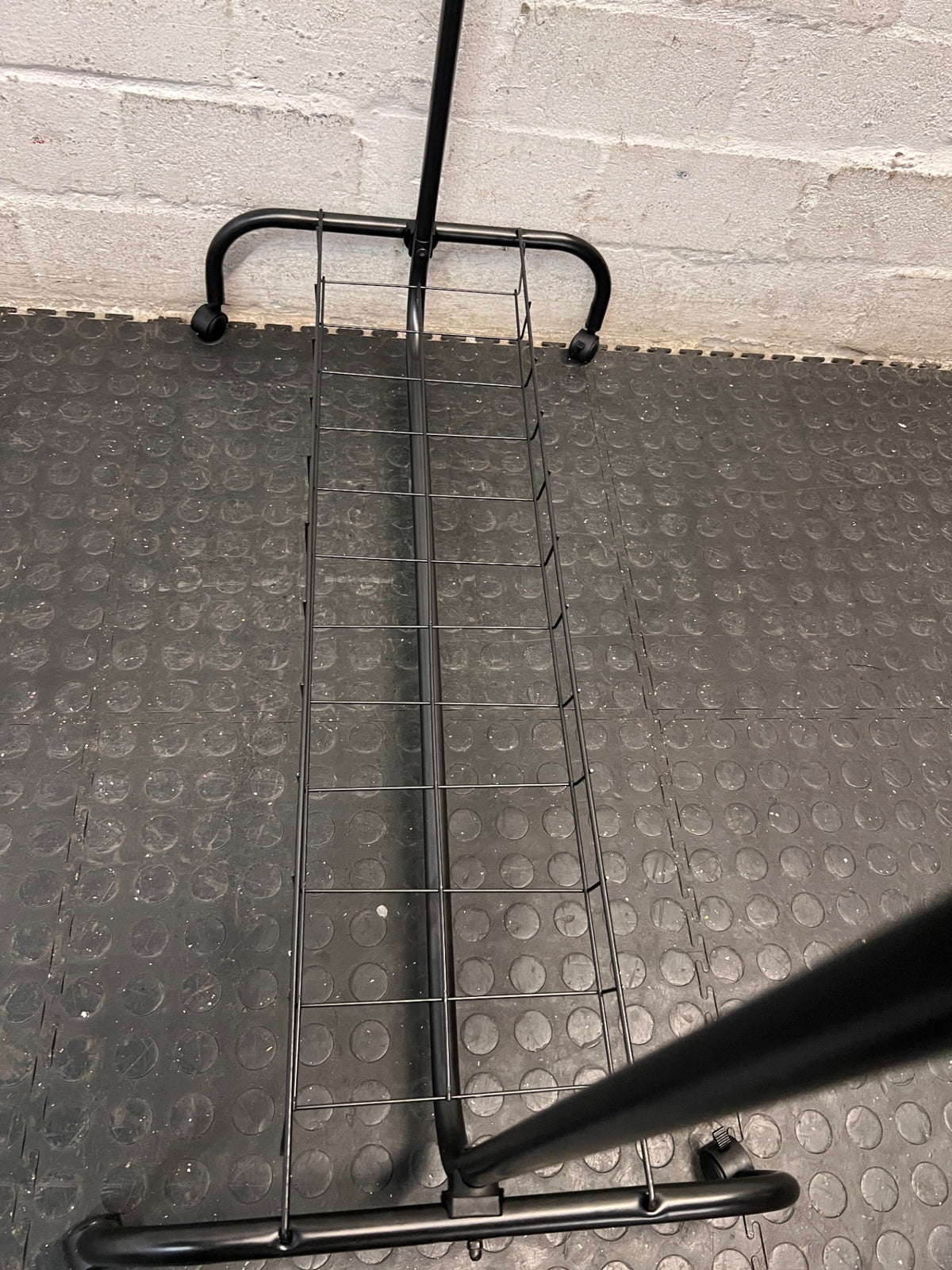 Adjustable Metal Clothing Rack with Shoe Shelf – condition detail
