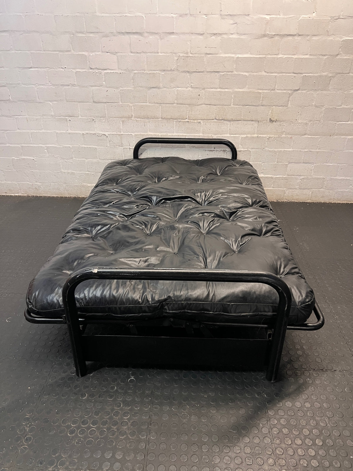 Black Metal Frame Tufted Sleeper Couch – condition detail