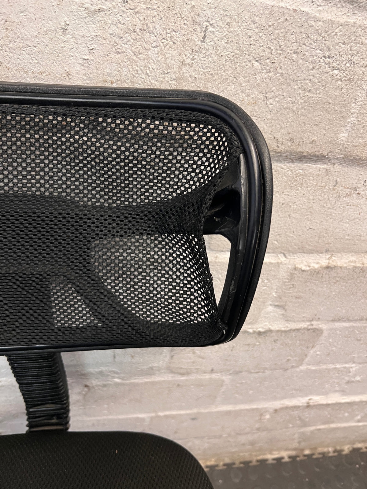 Black Mesh Back Swivel Office Chair – condition detail