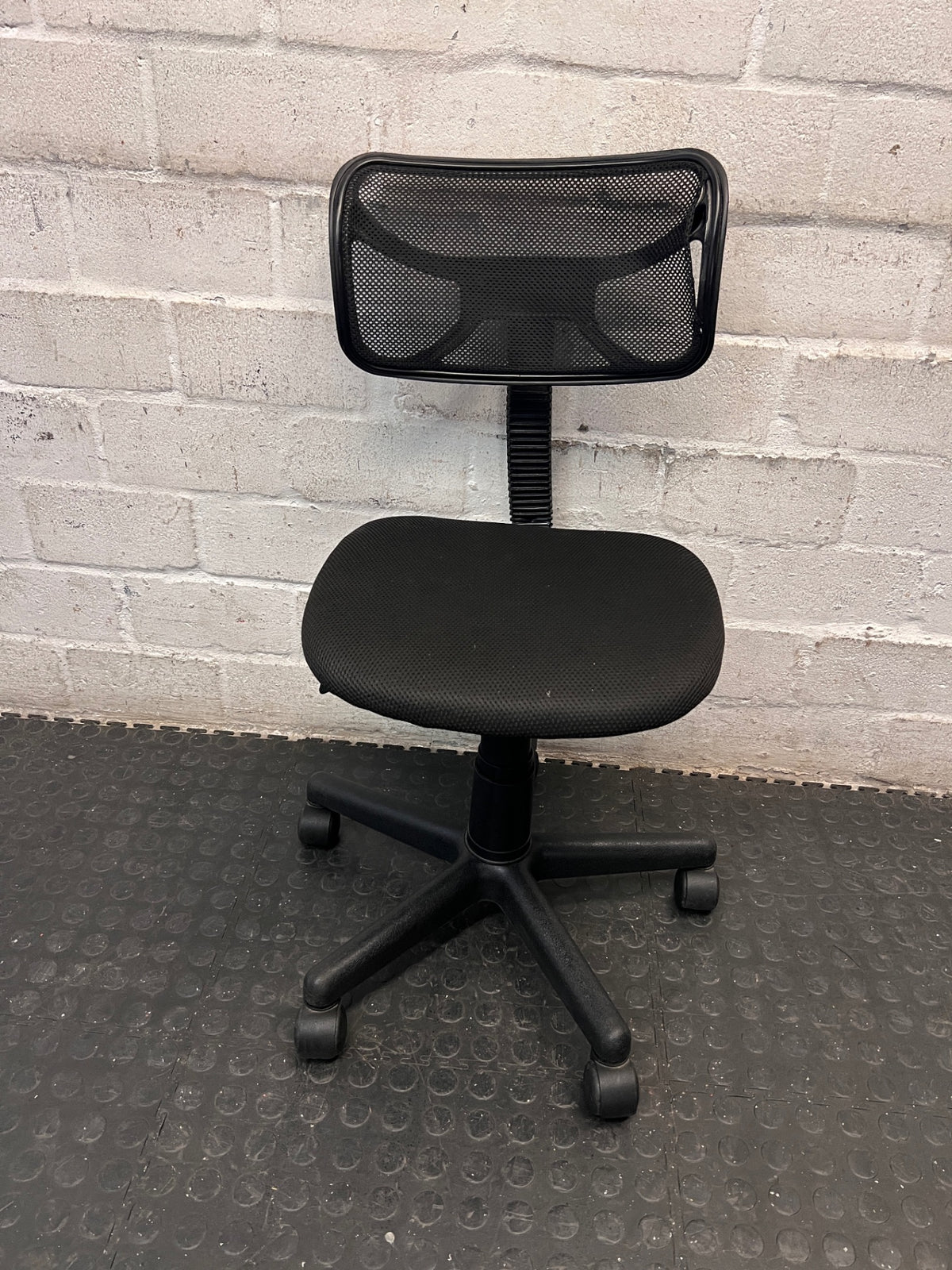 Black Mesh Back Swivel Office Chair – main front view