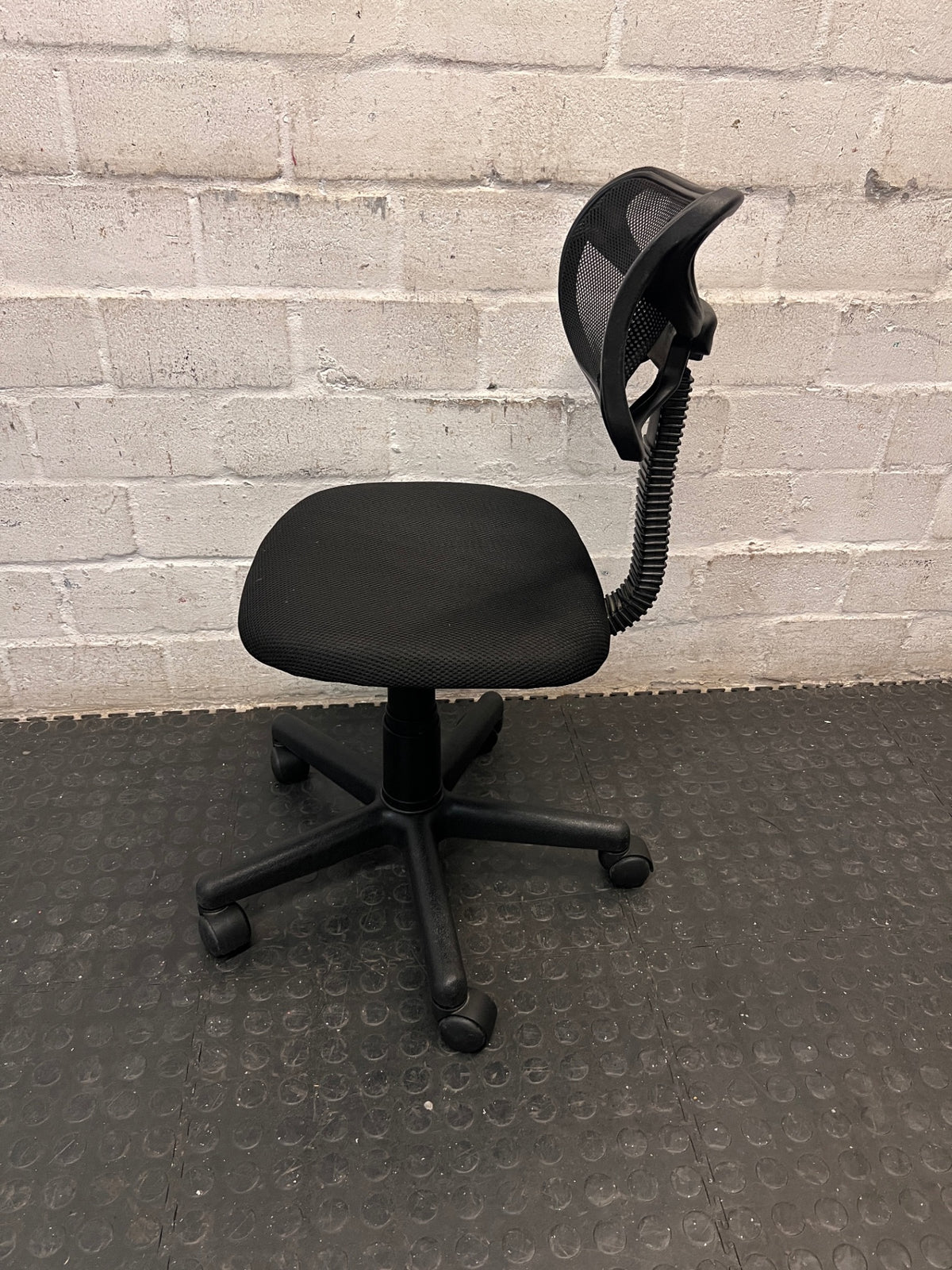 Black Mesh Back Swivel Office Chair – side view