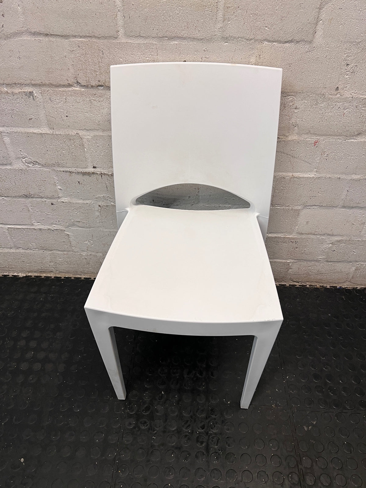 Contempary White Moulded Plastic Chair — Good Working Order – main front view