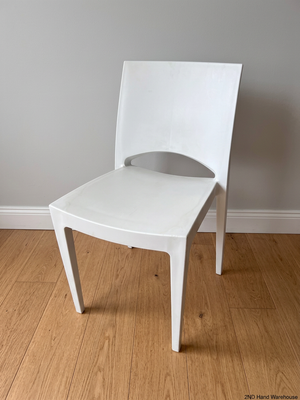 Contempary White Moulded Plastic Chair — Good Working Order – styled product image