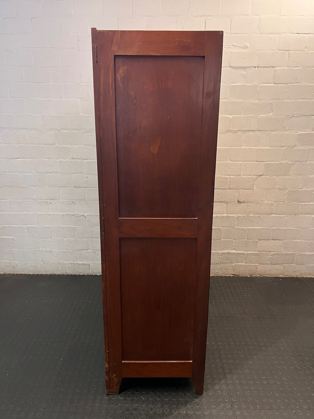 Three-Door Arched Wooden Wardrobe with Chevron Detail – condition detail