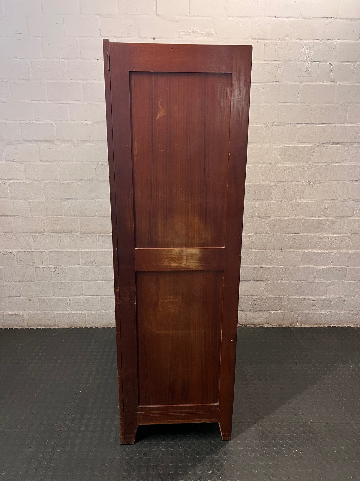 Vintage-Style Double Door Wooden Wardrobe – condition detail