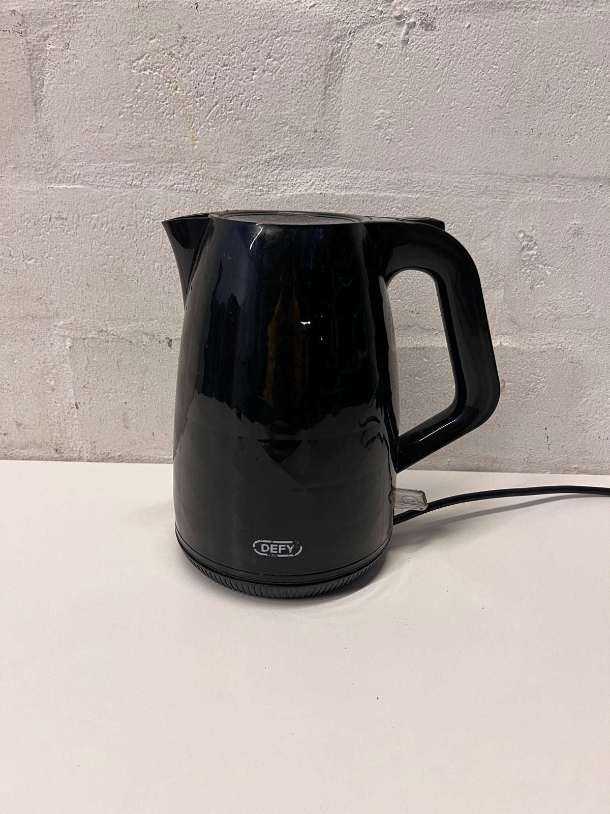 Defy Gloss Black Electric Kettle — Working with Heavy Surface Wear – side view