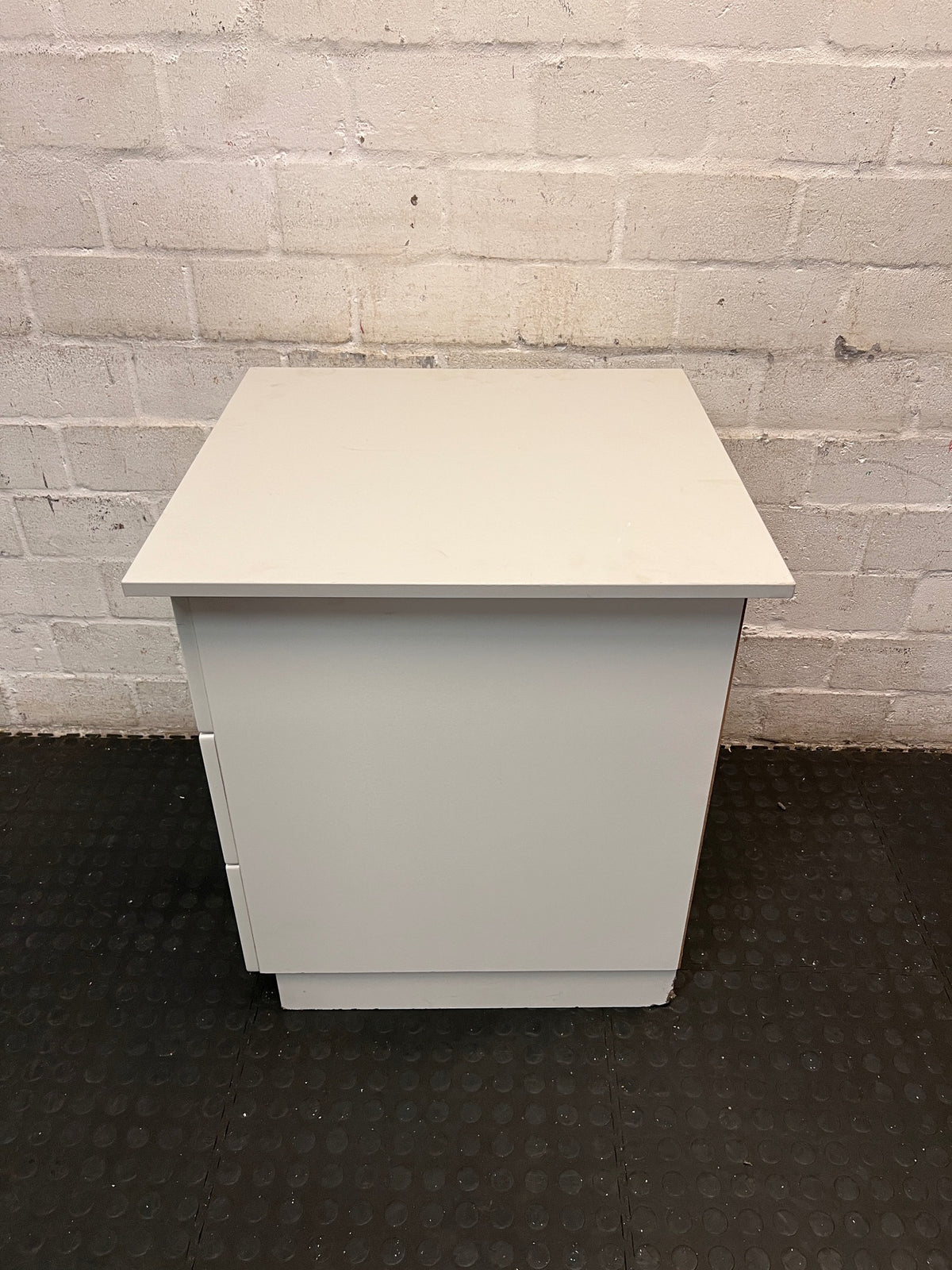 White 3-Drawer Bedside Table with Brass Handles – condition detail