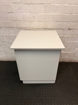 White 3-Drawer Bedside Table with Brass Handles – condition detail