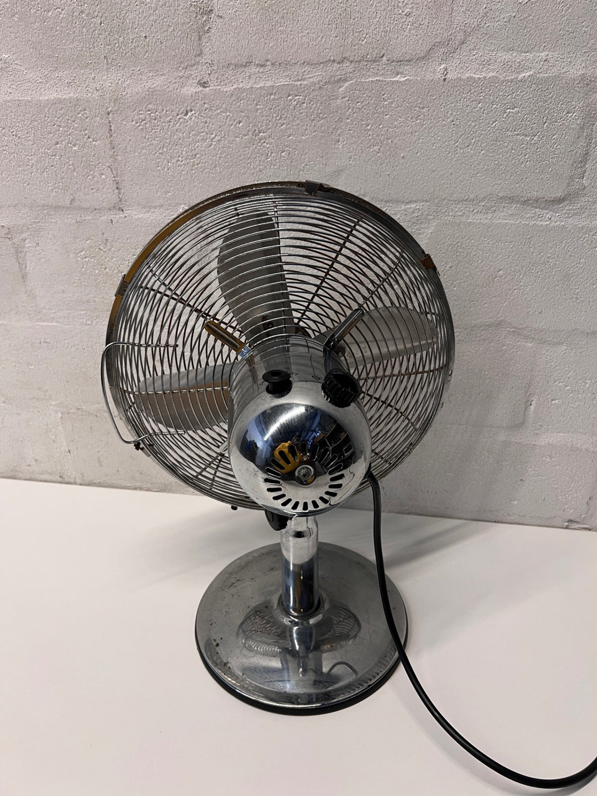 Kambrook Silver Metal Desk Fan — Good Working Order with Surface Rust – condition detail