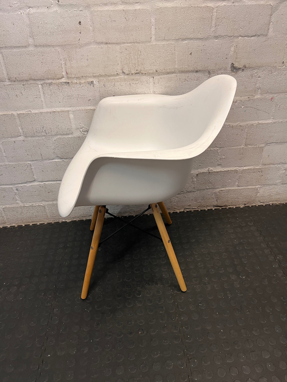 Moulded White Dining Chair with Tapered Wooden Legs — Visible Wear and Surface Marks – condition detail