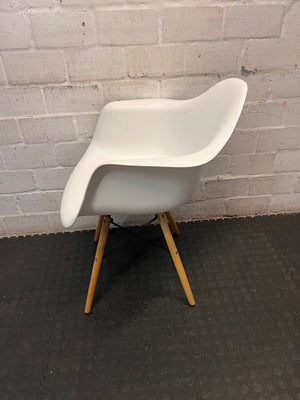 Moulded White Dining Chair with Tapered Wooden Legs — Visible Wear and Surface Marks – condition detail