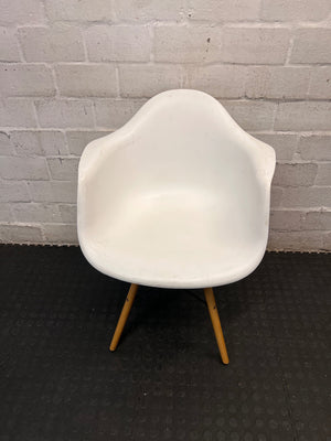 Moulded White Dining Chair with Tapered Wooden Legs — Visible Wear and Surface Marks – main front view