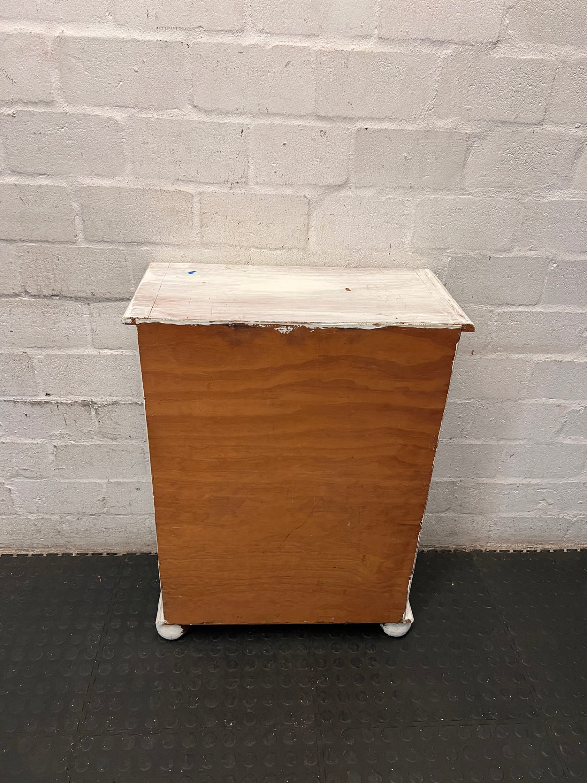 Compact White Two-Tier Bookshelf — Well Used with Significant Paint Wear – condition detail