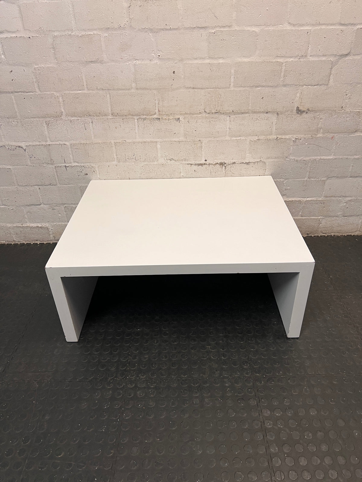 Minimalist White Rectangular Coffee Table — Wear and Minor Scratches on Side – condition detail