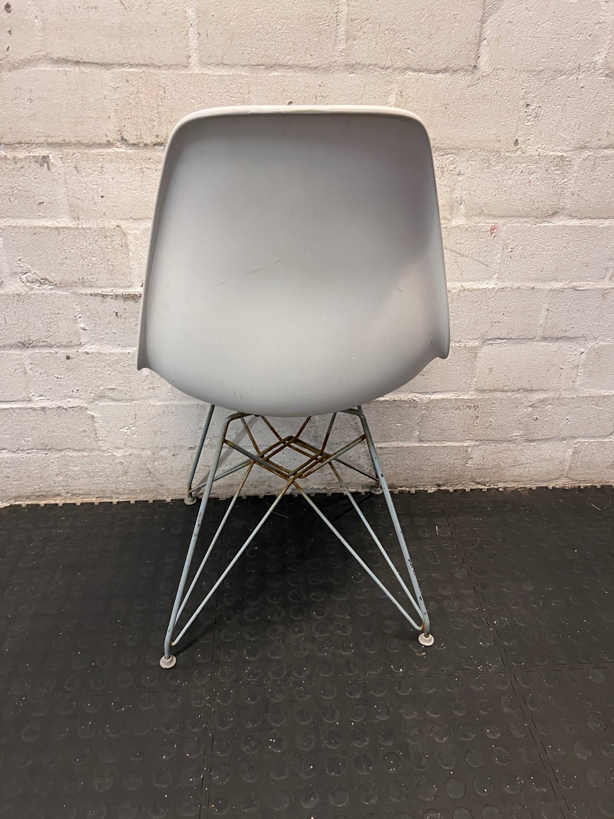 White Moulded Dining Chair with Metal Eiffel Base – condition detail