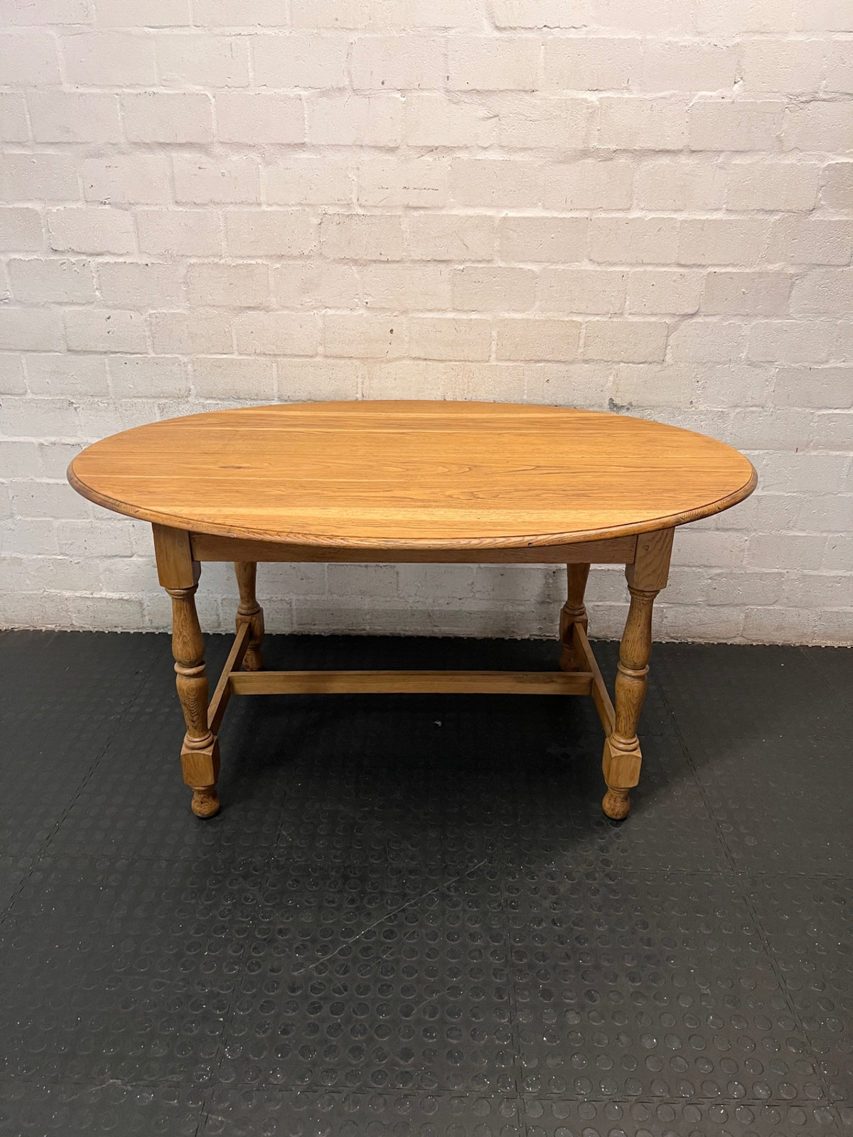 Oval Oak Dining Table with Turned Legs — Good Condition – condition detail
