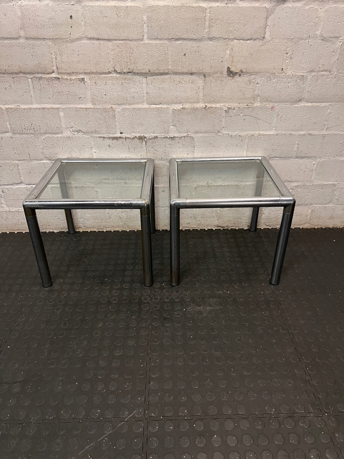 Square Glass and Chrome Side Table with Metal Legs – condition detail