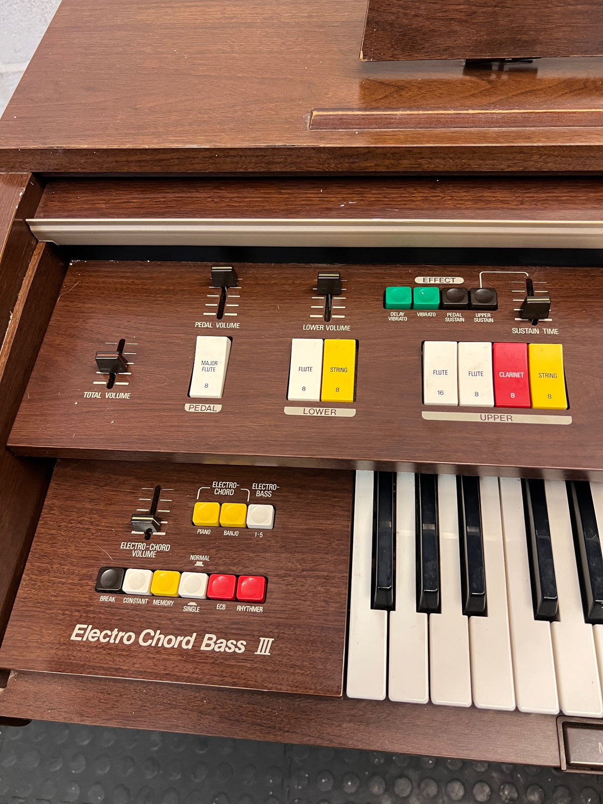 Kawai Brown Electronic Organ with Foot Pedals — Non-functional Keys – condition detail