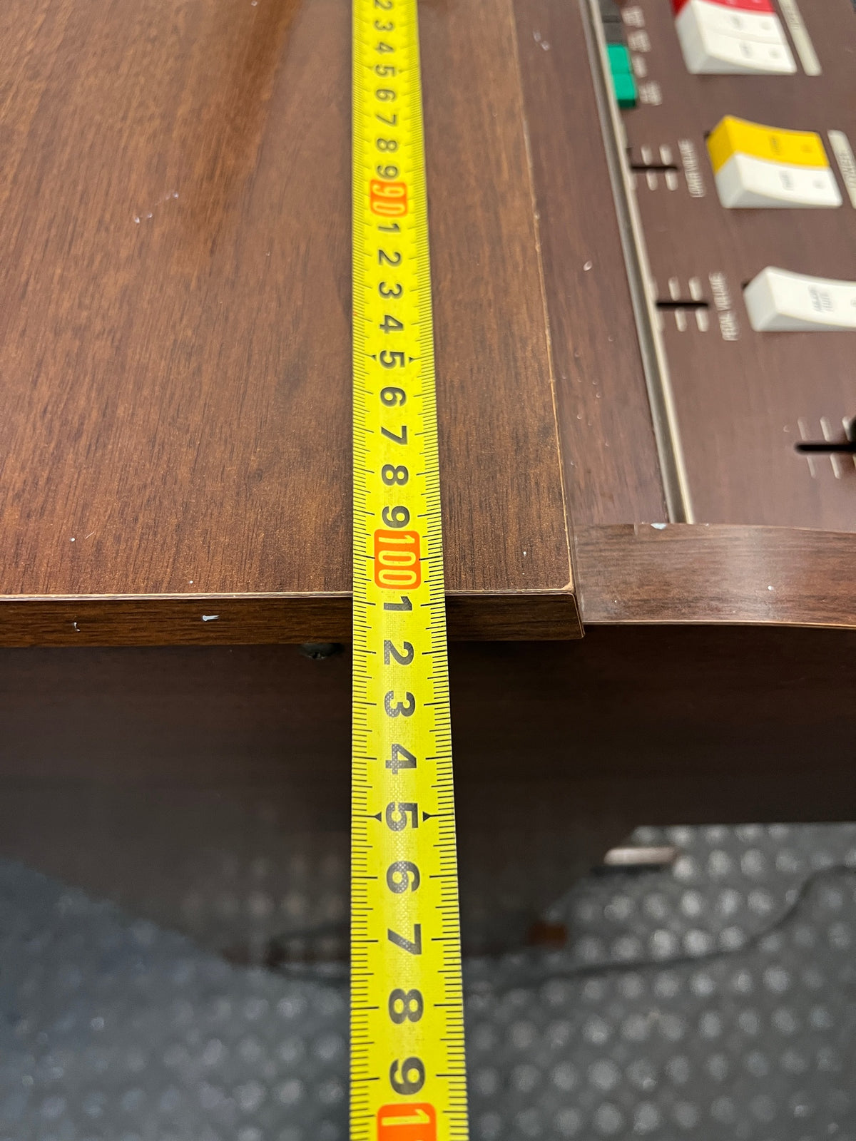 Kawai Brown Electronic Organ with Foot Pedals — Non-functional Keys – width measurement