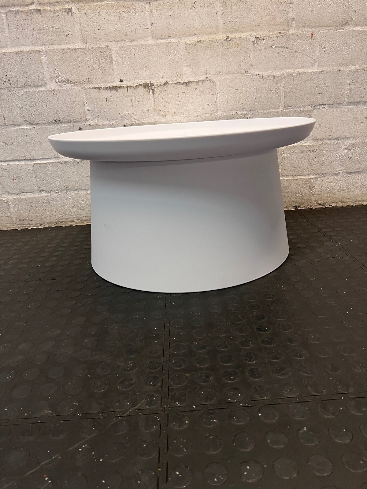 Round White Pedestal Coffee Table — Good Working Order – condition detail