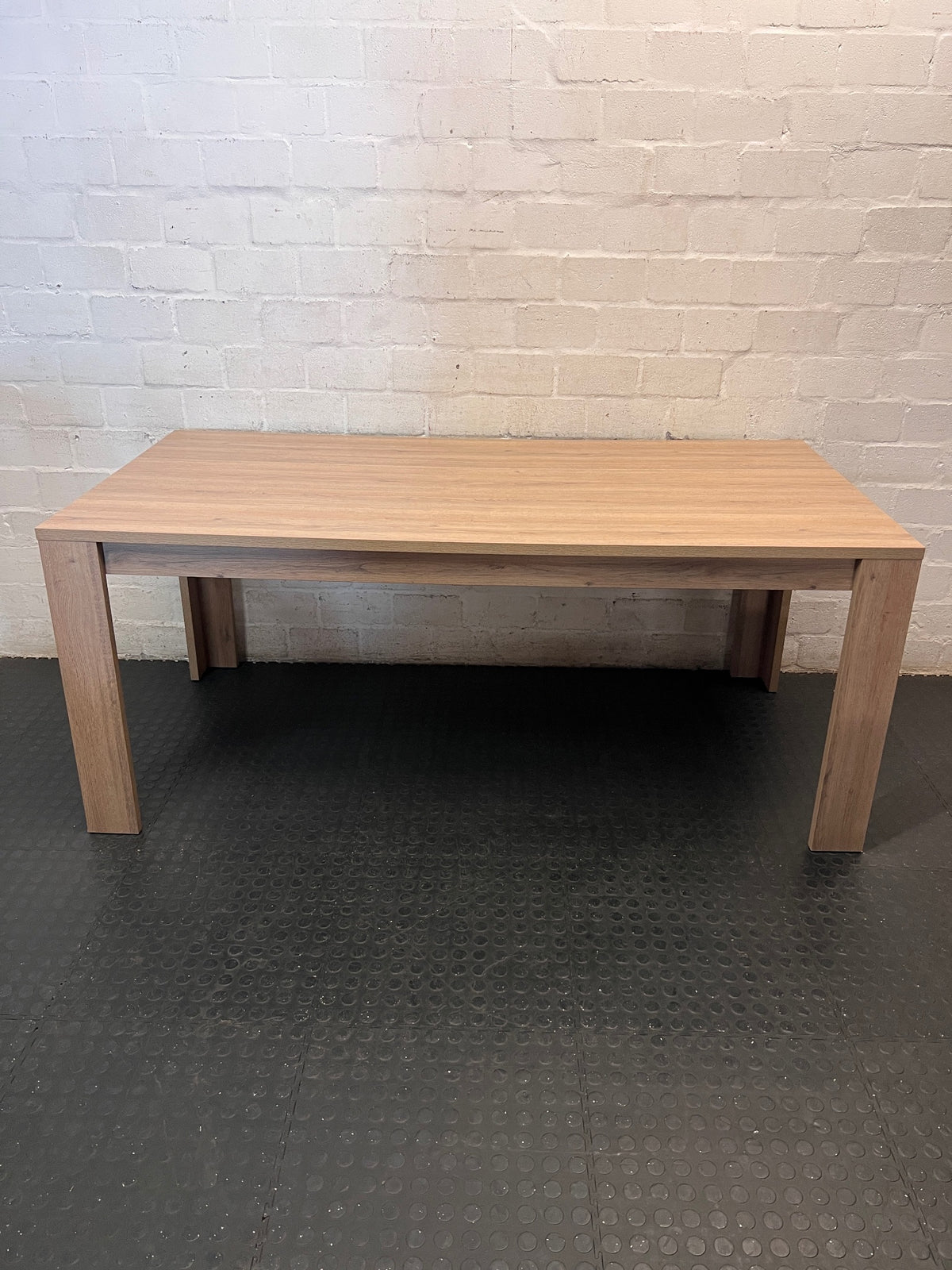 Modern Oak-Look Dining Table — Very Good Condition – condition detail
