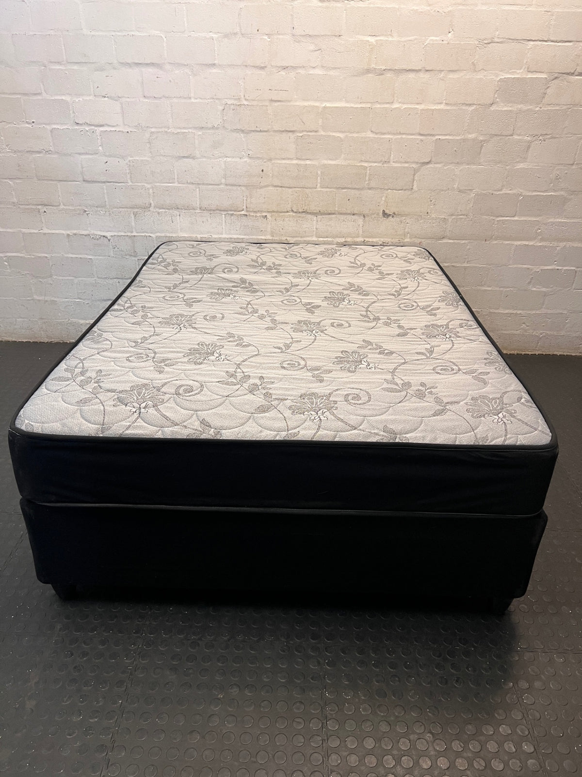 Double Bed Mattress and Base Set in Black and Grey — Good Condition Bed and Base – condition detail