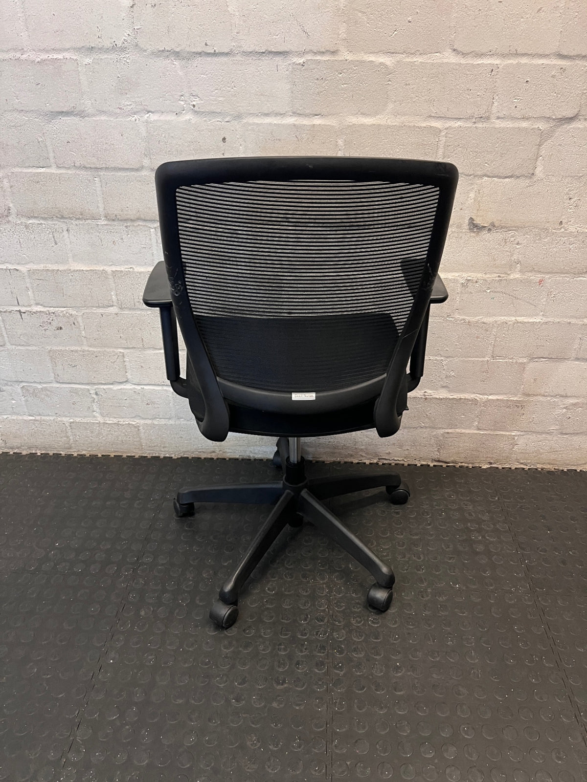 Black Mesh Back Swivel Office Chair with Armrests — Fair Condition with Visible Wear – condition detail
